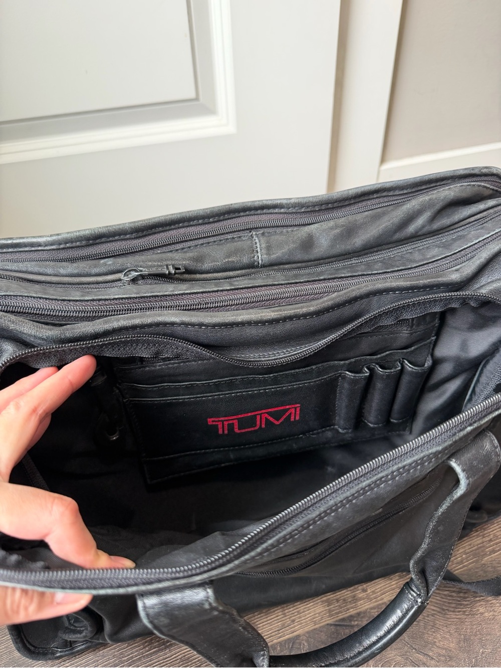 TUMI Black Leather Men’s Briefcase Shoulder Bag - Picture 11 of 15
